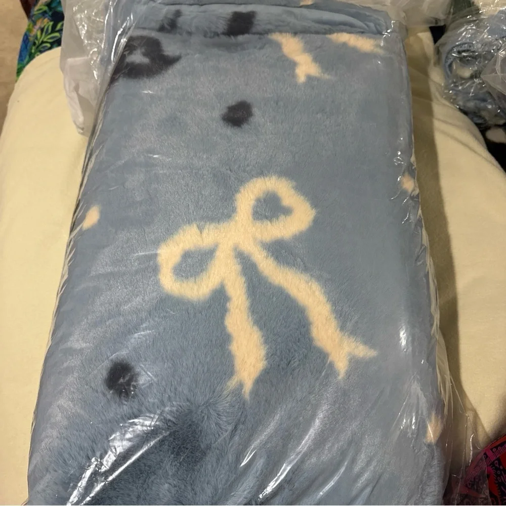Anthropologie Blue and Cream Bow Pattern Throw fur blanket heavy new